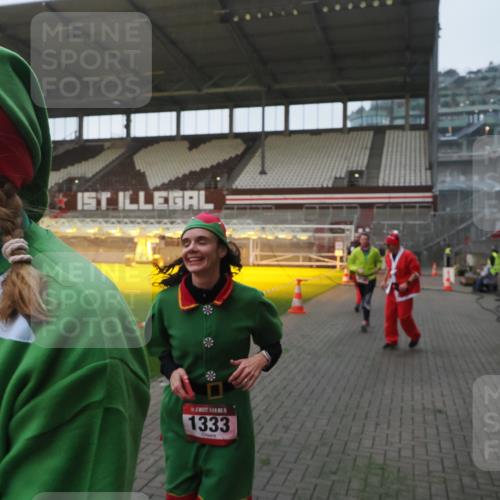 07.12.2025 - St. Pauli X-Mass-Run No. 15 Fabian Wolf http://msf.ph/oto/9362126 07.12.2025 10:00:10 Ziel 802, 1333, 1354, 1360, 1404, 2140, 2141, 4129 meine-sportfotos.de