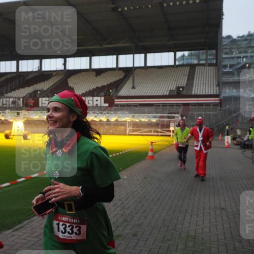 07.12.2025 - St. Pauli X-Mass-Run No. 15 Fabian Wolf http://msf.ph/oto/9362129 07.12.2025 10:00:10 Ziel 802, 1333, 1354, 1360, 1404, 2140, 2141, 4129 meine-sportfotos.de