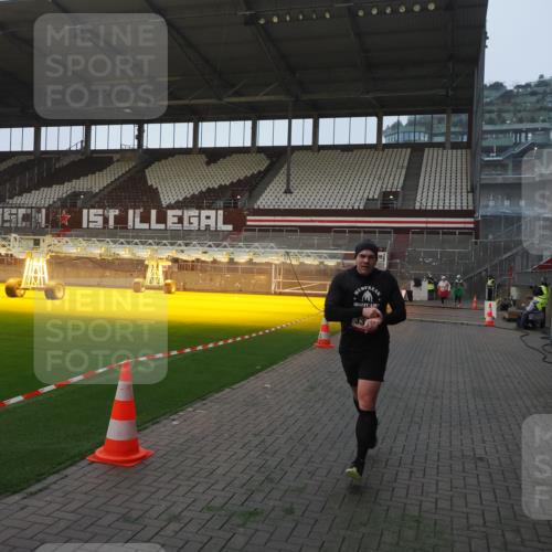 07.12.2025 - St. Pauli X-Mass-Run No. 15 Fabian Wolf http://msf.ph/oto/9362209 07.12.2025 10:00:24 Ziel 3336, 4129 meine-sportfotos.de