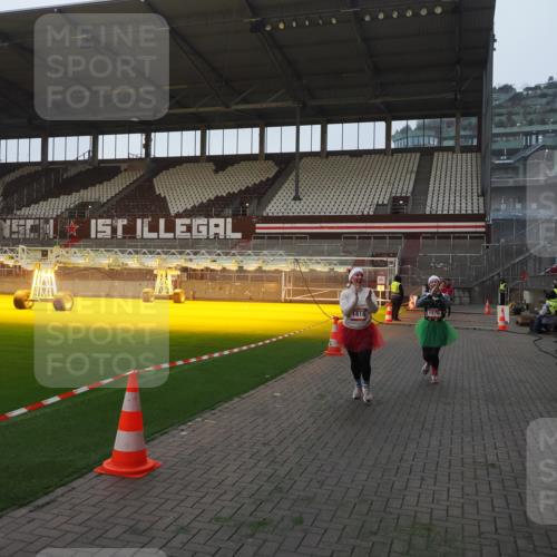 07.12.2025 - St. Pauli X-Mass-Run No. 15 Fabian Wolf http://msf.ph/oto/9362243 07.12.2025 10:00:32 Ziel 855, 1418, 1976, 2348, 3336 meine-sportfotos.de
