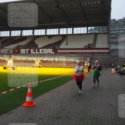 07.12.2025 - St. Pauli X-Mass-Run No. 15 Fabian Wolf http://msf.ph/oto/9362246 07.12.2025 10:00:32 Ziel 855, 1418, 1976, 2348, 3336 meine-sportfotos.de