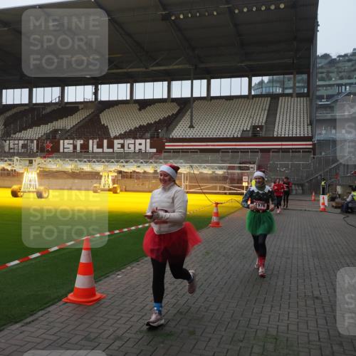 07.12.2025 - St. Pauli X-Mass-Run No. 15 Fabian Wolf http://msf.ph/oto/9362265 07.12.2025 10:00:33 Ziel 855, 1418, 1976, 2348, 3336 meine-sportfotos.de