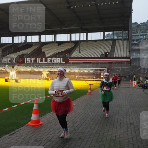07.12.2025 - St. Pauli X-Mass-Run No. 15 Fabian Wolf http://msf.ph/oto/9362268 07.12.2025 10:00:34 Ziel 855, 1418, 1976, 2348, 3336 meine-sportfotos.de