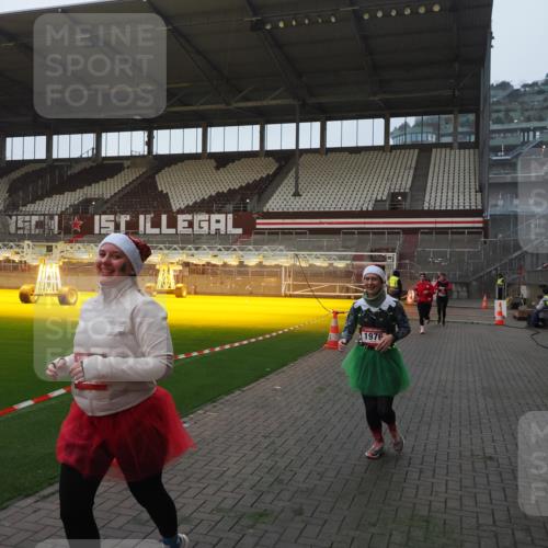 07.12.2025 - St. Pauli X-Mass-Run No. 15 Fabian Wolf http://msf.ph/oto/9362275 07.12.2025 10:00:34 Ziel 855, 1418, 1976, 2348, 3336 meine-sportfotos.de
