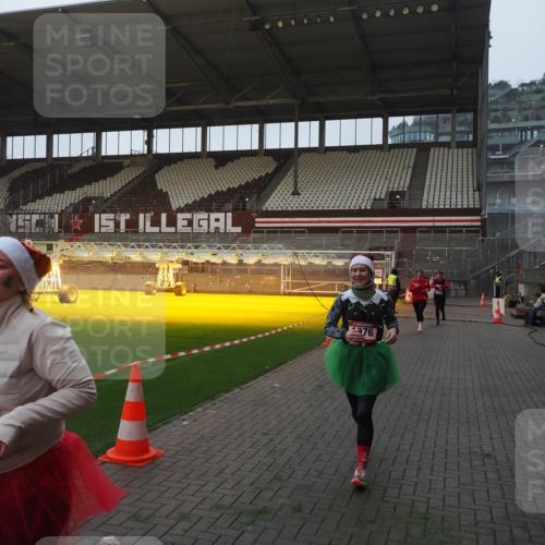 07.12.2025 - St. Pauli X-Mass-Run No. 15 Fabian Wolf http://msf.ph/oto/9362279 07.12.2025 10:00:34 Ziel 855, 1418, 1976, 2348, 3336 meine-sportfotos.de