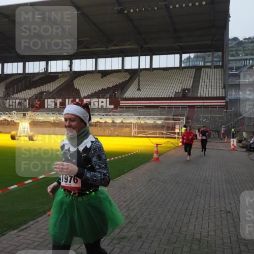 07.12.2025 - St. Pauli X-Mass-Run No. 15 Fabian Wolf http://msf.ph/oto/9362298 07.12.2025 10:00:35 Ziel 855, 1418, 1976, 2348, 3336 meine-sportfotos.de