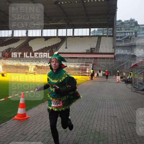 07.12.2025 - St. Pauli X-Mass-Run No. 15 Fabian Wolf http://msf.ph/oto/9362456 07.12.2025 10:00:54 Ziel 1050, 2378, 3084 meine-sportfotos.de