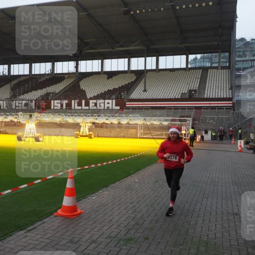 07.12.2025 - St. Pauli X-Mass-Run No. 15 Fabian Wolf http://msf.ph/oto/9362464 07.12.2025 10:01:00 Ziel 1050, 2378 meine-sportfotos.de