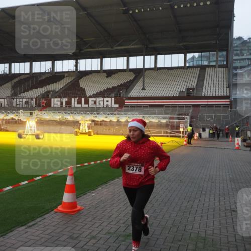 07.12.2025 - St. Pauli X-Mass-Run No. 15 Fabian Wolf http://msf.ph/oto/9362477 07.12.2025 10:01:00 Ziel 1050, 2378 meine-sportfotos.de