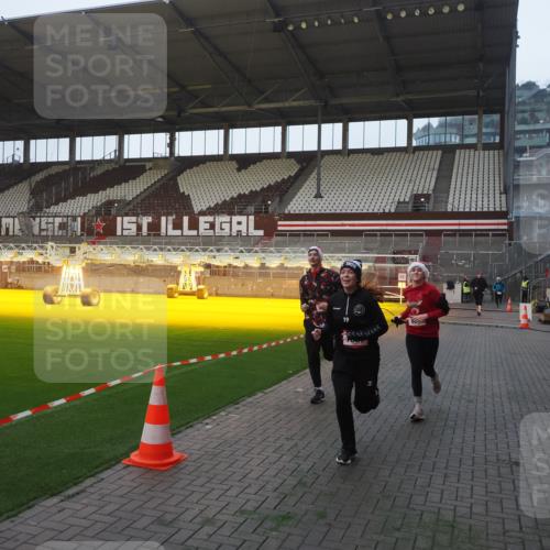 07.12.2025 - St. Pauli X-Mass-Run No. 15 Fabian Wolf http://msf.ph/oto/9362482 07.12.2025 10:01:08 Ziel 801, 1050, 1887, 1892, 2378, 2528 meine-sportfotos.de