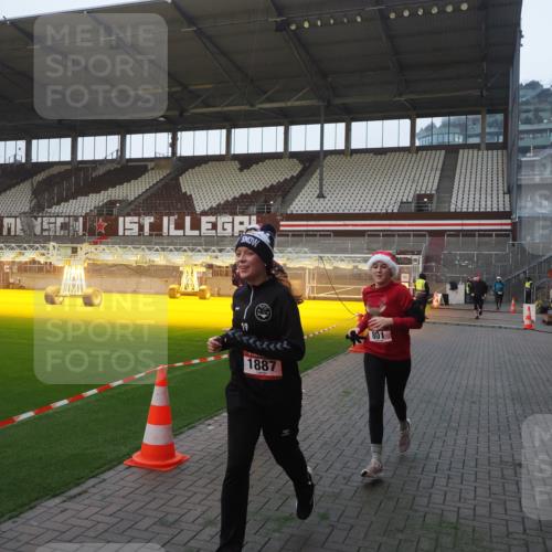 07.12.2025 - St. Pauli X-Mass-Run No. 15 Fabian Wolf http://msf.ph/oto/9362495 07.12.2025 10:01:09 Ziel 801, 1050, 1887, 1892, 2378, 2528 meine-sportfotos.de