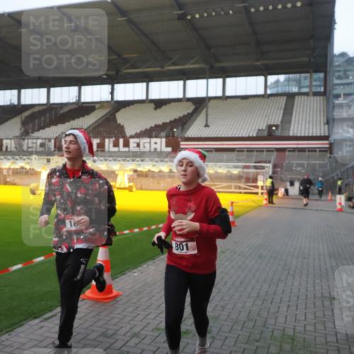 07.12.2025 - St. Pauli X-Mass-Run No. 15 Fabian Wolf http://msf.ph/oto/9362507 07.12.2025 10:01:09 Ziel 801, 1050, 1887, 1892, 2378, 2528 meine-sportfotos.de