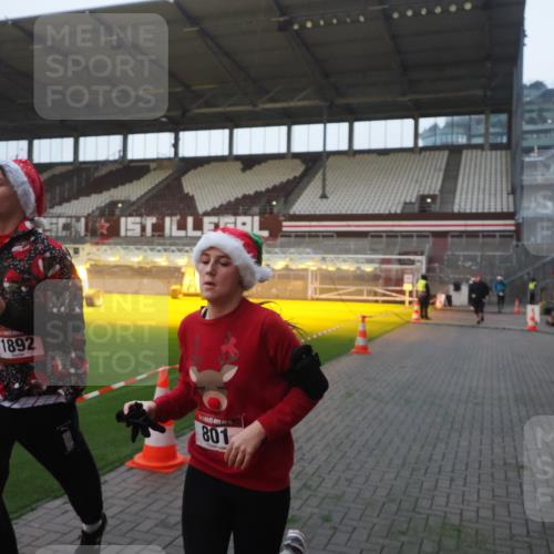 07.12.2025 - St. Pauli X-Mass-Run No. 15 Fabian Wolf http://msf.ph/oto/9362511 07.12.2025 10:01:09 Ziel 801, 1050, 1887, 1892, 2378, 2528 meine-sportfotos.de