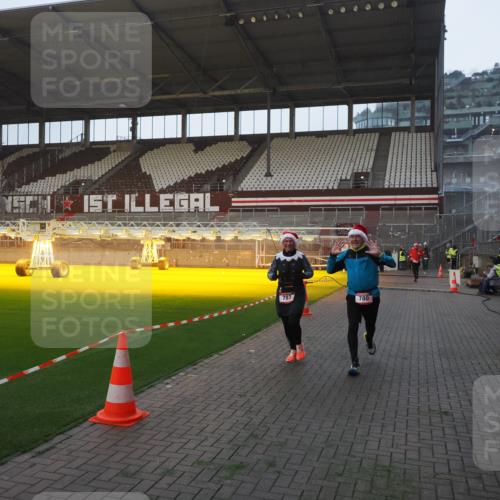 07.12.2025 - St. Pauli X-Mass-Run No. 15 Fabian Wolf http://msf.ph/oto/9362545 07.12.2025 10:01:18 Ziel 780, 783, 801, 1124, 1887, 1892, 2528 meine-sportfotos.de