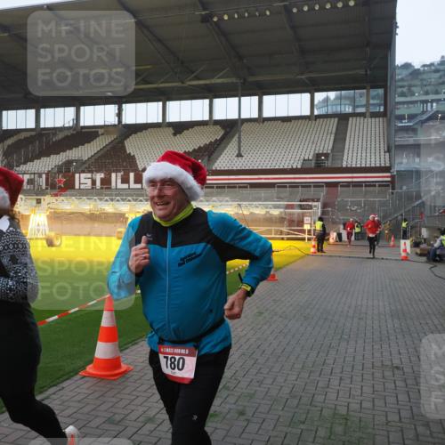 07.12.2025 - St. Pauli X-Mass-Run No. 15 Fabian Wolf http://msf.ph/oto/9362580 07.12.2025 10:01:20 Ziel 780, 783, 801, 1124, 1887, 1892, 2528 meine-sportfotos.de