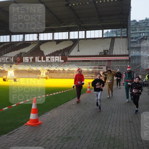 07.12.2025 - St. Pauli X-Mass-Run No. 15 Fabian Wolf http://msf.ph/oto/9362656 07.12.2025 10:01:31 Ziel 118, 393, 780, 783, 804, 1124, 1294, 1760, 3187, 3580, 3582, 3629, 3878 meine-sportfotos.de