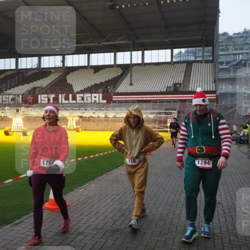 07.12.2025 - St. Pauli X-Mass-Run No. 15 Fabian Wolf http://msf.ph/oto/9362741 07.12.2025 10:01:35 Ziel 118, 393, 804, 1124, 1294, 1724, 1760, 1859, 3187, 3580, 3582, 3629, 3878 meine-sportfotos.de