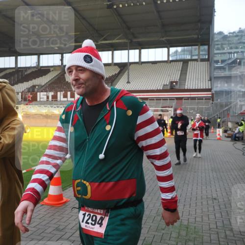 07.12.2025 - St. Pauli X-Mass-Run No. 15 Fabian Wolf http://msf.ph/oto/9362777 07.12.2025 10:01:37 Ziel 118, 393, 804, 1124, 1294, 1724, 1760, 1859, 2167, 2681, 3187, 3580, 3582, 3629, 3878 meine-sportfotos.de