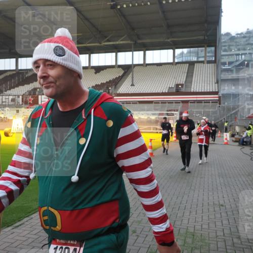 07.12.2025 - St. Pauli X-Mass-Run No. 15 Fabian Wolf http://msf.ph/oto/9362781 07.12.2025 10:01:37 Ziel 118, 393, 804, 1124, 1294, 1724, 1760, 1859, 2167, 2681, 3187, 3580, 3582, 3629, 3878 meine-sportfotos.de
