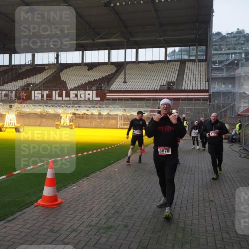 07.12.2025 - St. Pauli X-Mass-Run No. 15 Fabian Wolf http://msf.ph/oto/9362789 07.12.2025 10:01:40 Ziel 118, 393, 804, 959, 1294, 1724, 1760, 1859, 2167, 2681, 3187, 3580, 3582, 3629, 3878 meine-sportfotos.de