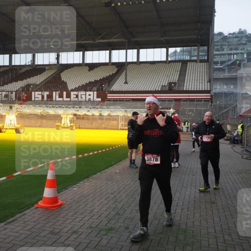 07.12.2025 - St. Pauli X-Mass-Run No. 15 Fabian Wolf http://msf.ph/oto/9362799 07.12.2025 10:01:41 Ziel 118, 393, 804, 959, 1294, 1724, 1760, 1859, 2167, 2681, 3187, 3580, 3582, 3629, 3878 meine-sportfotos.de