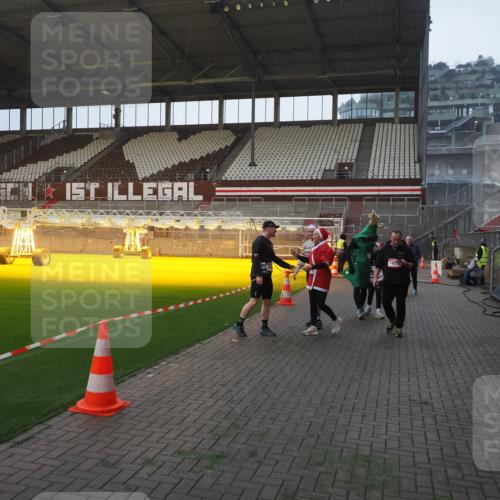 07.12.2025 - St. Pauli X-Mass-Run No. 15 Fabian Wolf http://msf.ph/oto/9362826 07.12.2025 10:01:43 Ziel 118, 393, 804, 959, 1724, 1859, 2167, 2681, 3187, 3580, 3582, 3629, 3878 meine-sportfotos.de