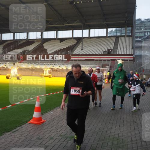 07.12.2025 - St. Pauli X-Mass-Run No. 15 Fabian Wolf http://msf.ph/oto/9362846 07.12.2025 10:01:47 Ziel 804, 959, 1724, 1859, 2167, 2681, 3580, 3582, 3629, 3878 meine-sportfotos.de