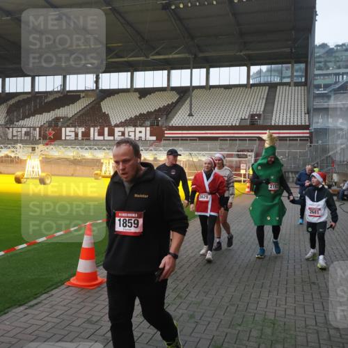 07.12.2025 - St. Pauli X-Mass-Run No. 15 Fabian Wolf http://msf.ph/oto/9362854 07.12.2025 10:01:47 Ziel 804, 959, 1724, 1859, 2167, 2681, 3580, 3582, 3629, 3878 meine-sportfotos.de