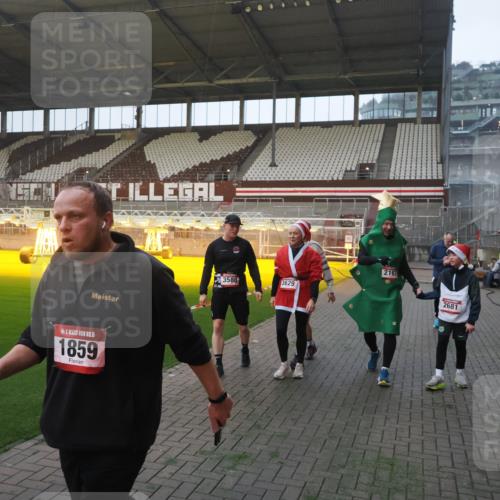 07.12.2025 - St. Pauli X-Mass-Run No. 15 Fabian Wolf http://msf.ph/oto/9362861 07.12.2025 10:01:48 Ziel 959, 1724, 1859, 2167, 2681, 3580, 3582, 3629 meine-sportfotos.de
