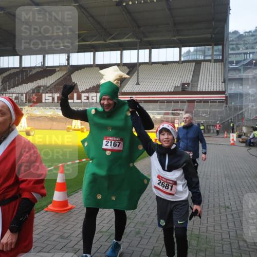 07.12.2025 - St. Pauli X-Mass-Run No. 15 Fabian Wolf http://msf.ph/oto/9362929 07.12.2025 10:01:52 Ziel 959, 1724, 1859, 2167, 2681 meine-sportfotos.de
