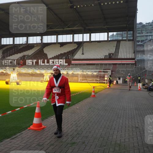 07.12.2025 - St. Pauli X-Mass-Run No. 15 Fabian Wolf http://msf.ph/oto/9362973 07.12.2025 10:02:07 Ziel 1934, 2472 meine-sportfotos.de