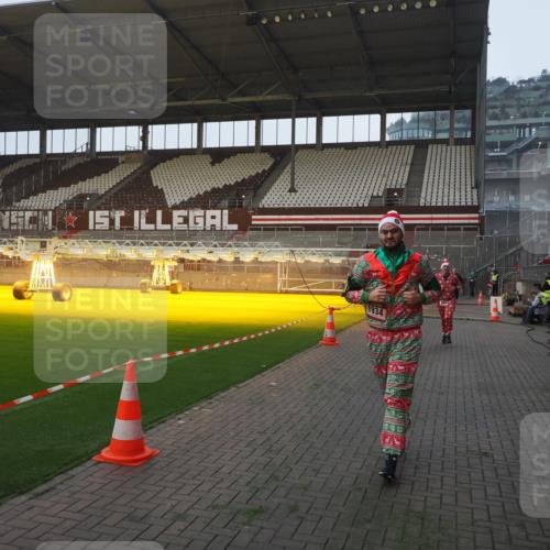 07.12.2025 - St. Pauli X-Mass-Run No. 15 Fabian Wolf http://msf.ph/oto/9363008 07.12.2025 10:02:12 Ziel 1934, 2472, 3944 meine-sportfotos.de