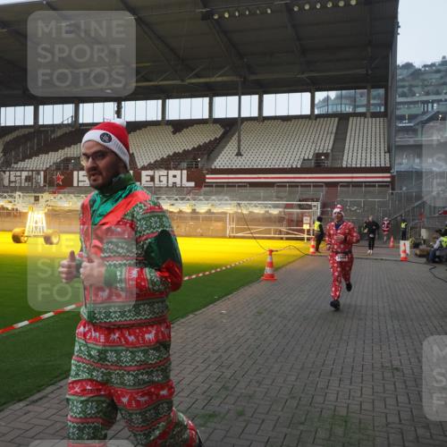 07.12.2025 - St. Pauli X-Mass-Run No. 15 Fabian Wolf http://msf.ph/oto/9363033 07.12.2025 10:02:13 Ziel 1934, 2472, 2923, 3944 meine-sportfotos.de