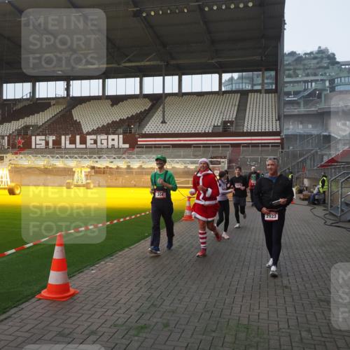 07.12.2025 - St. Pauli X-Mass-Run No. 15 Fabian Wolf http://msf.ph/oto/9363064 07.12.2025 10:02:24 Ziel 63, 304, 1828, 1829, 1934, 2604, 2923, 3944 meine-sportfotos.de