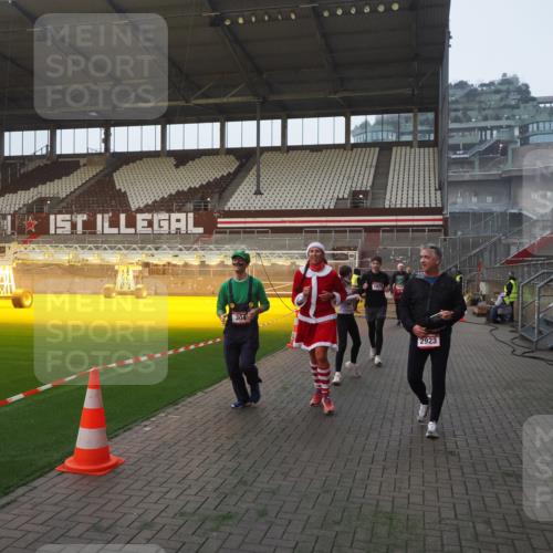 07.12.2025 - St. Pauli X-Mass-Run No. 15 Fabian Wolf http://msf.ph/oto/9363068 07.12.2025 10:02:25 Ziel 63, 304, 1105, 1828, 1829, 1934, 2604, 2923, 3944 meine-sportfotos.de