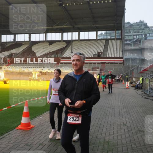 07.12.2025 - St. Pauli X-Mass-Run No. 15 Fabian Wolf http://msf.ph/oto/9363128 07.12.2025 10:02:28 Ziel 63, 304, 1105, 1828, 1829, 2604, 2923, 3944 meine-sportfotos.de