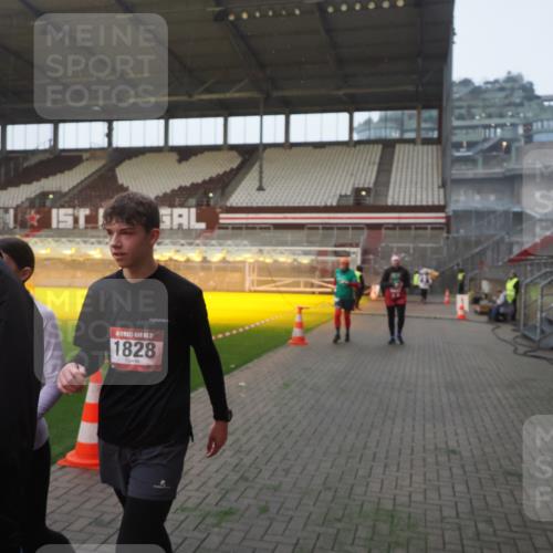 07.12.2025 - St. Pauli X-Mass-Run No. 15 Fabian Wolf http://msf.ph/oto/9363151 07.12.2025 10:02:29 Ziel 63, 304, 1105, 1828, 1829, 2604, 2923, 3944 meine-sportfotos.de