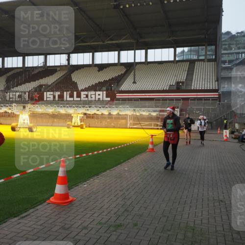 07.12.2025 - St. Pauli X-Mass-Run No. 15 Fabian Wolf http://msf.ph/oto/9363195 07.12.2025 10:02:33 Ziel 63, 304, 1105, 1828, 1829, 2510, 2514, 2604, 2908, 2923 meine-sportfotos.de