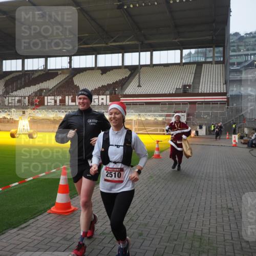 07.12.2025 - St. Pauli X-Mass-Run No. 15 Fabian Wolf http://msf.ph/oto/9363256 07.12.2025 10:02:37 Ziel 63, 304, 1105, 1828, 1829, 2510, 2514, 2604, 2908 meine-sportfotos.de