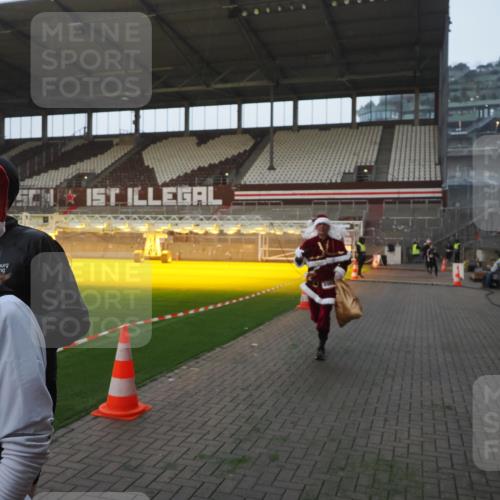 07.12.2025 - St. Pauli X-Mass-Run No. 15 Fabian Wolf http://msf.ph/oto/9363268 07.12.2025 10:02:38 Ziel 1105, 1828, 1829, 2510, 2514, 2604, 2781, 2908 meine-sportfotos.de
