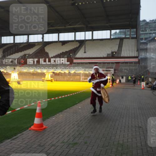 07.12.2025 - St. Pauli X-Mass-Run No. 15 Fabian Wolf http://msf.ph/oto/9363272 07.12.2025 10:02:38 Ziel 1105, 1828, 1829, 2510, 2514, 2604, 2781, 2908 meine-sportfotos.de