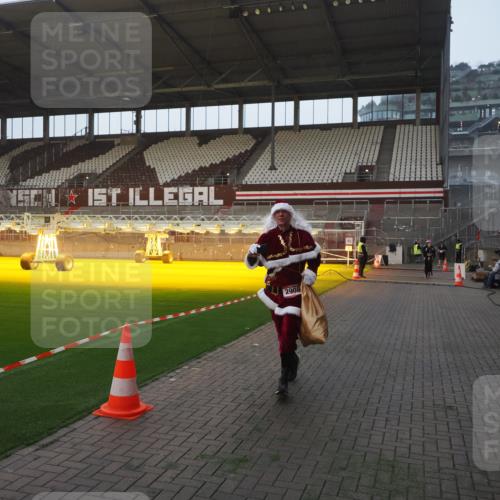 07.12.2025 - St. Pauli X-Mass-Run No. 15 Fabian Wolf http://msf.ph/oto/9363276 07.12.2025 10:02:39 Ziel 1105, 1828, 1829, 2510, 2514, 2604, 2780, 2781, 2908 meine-sportfotos.de