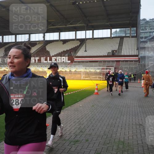 07.12.2025 - St. Pauli X-Mass-Run No. 15 Fabian Wolf http://msf.ph/oto/9363421 07.12.2025 10:02:56 Ziel 442, 443, 885, 918, 936, 943, 1314, 2505, 2780, 2781, 3284, 3417, 3518, 3892 meine-sportfotos.de