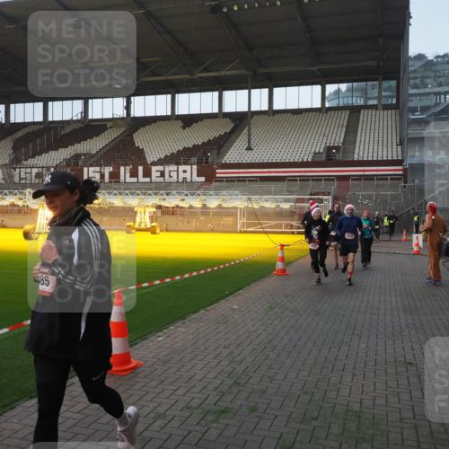 07.12.2025 - St. Pauli X-Mass-Run No. 15 Fabian Wolf http://msf.ph/oto/9363429 07.12.2025 10:02:57 Ziel 442, 443, 885, 918, 936, 943, 1314, 2505, 2780, 2781, 3284, 3417, 3518, 3892 meine-sportfotos.de