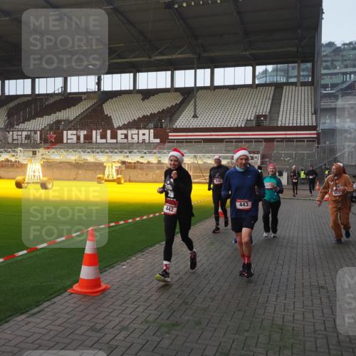 07.12.2025 - St. Pauli X-Mass-Run No. 15 Fabian Wolf http://msf.ph/oto/9363449 07.12.2025 10:02:59 Ziel 177, 442, 443, 885, 918, 936, 943, 956, 1314, 2505, 2780, 3284, 3417, 3518, 3892 meine-sportfotos.de