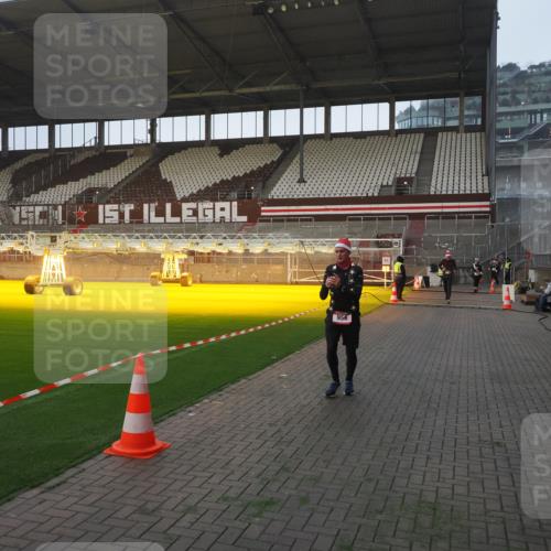 07.12.2025 - St. Pauli X-Mass-Run No. 15 Fabian Wolf http://msf.ph/oto/9363545 07.12.2025 10:03:04 Ziel 177, 442, 443, 885, 918, 936, 943, 956, 1118, 1314, 2505, 3284, 3417 meine-sportfotos.de
