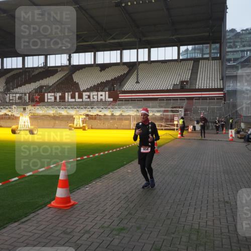 07.12.2025 - St. Pauli X-Mass-Run No. 15 Fabian Wolf http://msf.ph/oto/9363550 07.12.2025 10:03:05 Ziel 177, 442, 443, 885, 918, 936, 943, 956, 1118, 1314, 2505, 3284, 3417 meine-sportfotos.de