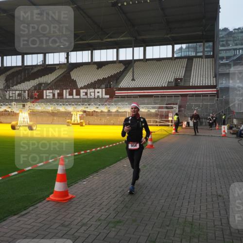 07.12.2025 - St. Pauli X-Mass-Run No. 15 Fabian Wolf http://msf.ph/oto/9363554 07.12.2025 10:03:05 Ziel 177, 442, 443, 885, 918, 936, 943, 956, 1118, 1314, 2505, 3284, 3417 meine-sportfotos.de