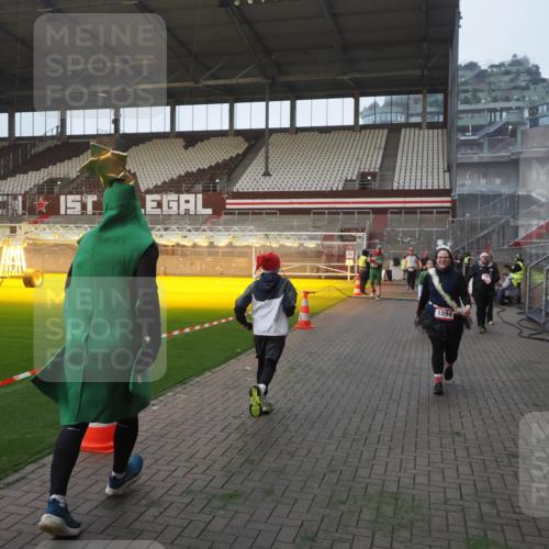 07.12.2025 - St. Pauli X-Mass-Run No. 15 Fabian Wolf http://msf.ph/oto/9363604 07.12.2025 10:03:15 Ziel 177, 460, 956, 963, 965, 1118, 1594, 2682, 2973, 2975 meine-sportfotos.de