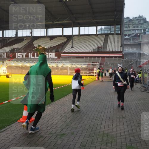 07.12.2025 - St. Pauli X-Mass-Run No. 15 Fabian Wolf http://msf.ph/oto/9363608 07.12.2025 10:03:15 Ziel 177, 460, 956, 963, 965, 1118, 1594, 2682, 2973, 2975 meine-sportfotos.de